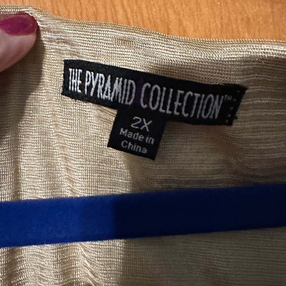 Gorgeous Pyramid Collection Tunic - Picture 3 of 6